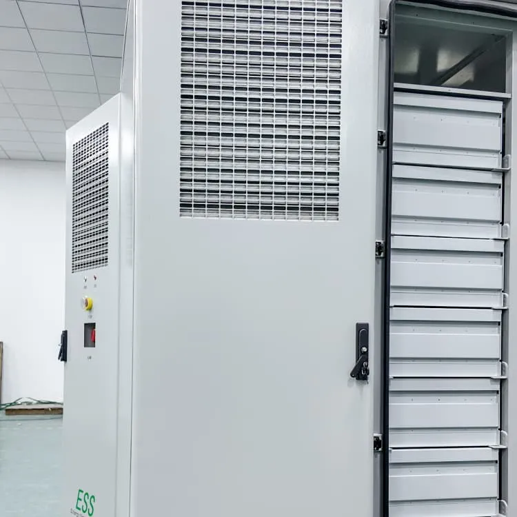 How much energy storage system does the Cook Islands have for its communication base stations 